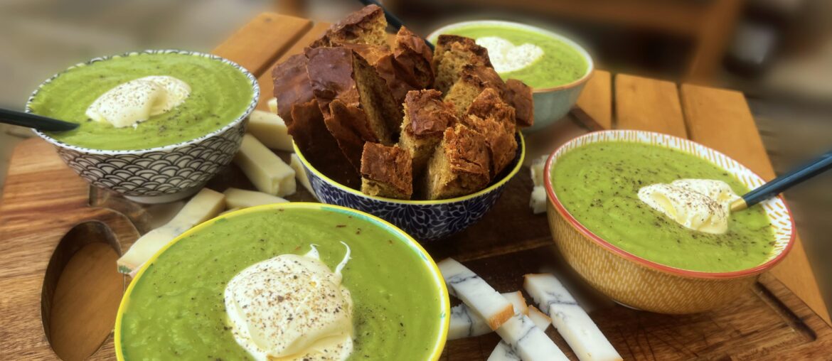 Velouté de petits pois, cake au fromage & crème fouettée poivre et ciboulette