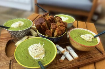 Velouté de petits pois, cake au fromage & crème fouettée poivre et ciboulette