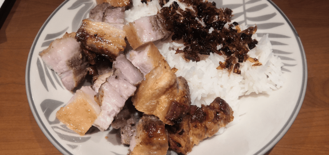Poitrine de porc aux 5 épices avec riz thaï et huile parfumée maison (oignons nouveaux, katsuobushi et ail)