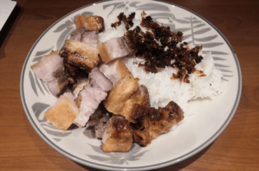 Poitrine de porc aux 5 épices avec riz thaï et huile parfumée maison (oignons nouveaux, katsuobushi et ail)