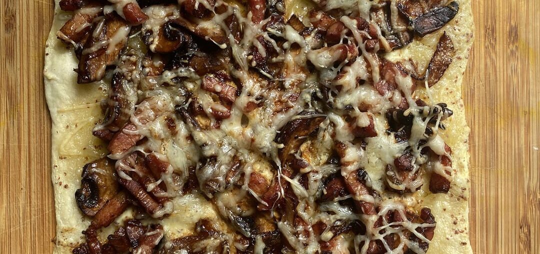 Flammekueche lardons/oignons/champignons/emmental