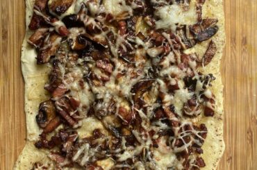 Flammekueche lardons/oignons/champignons/emmental