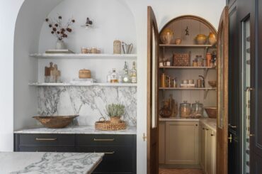 Arched nook next to the arched entrance to the butler's pantry, Chiswick, West London, UK [1280x1600]