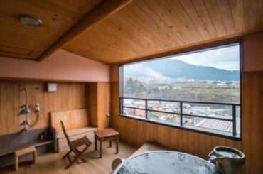 Traditional Japanese shower room near a Onsen [1000x633]