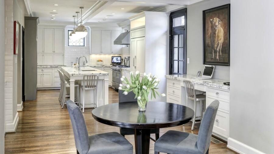 A picture of the kitchen in Michelle and Barack Obama's former home (900x450)
