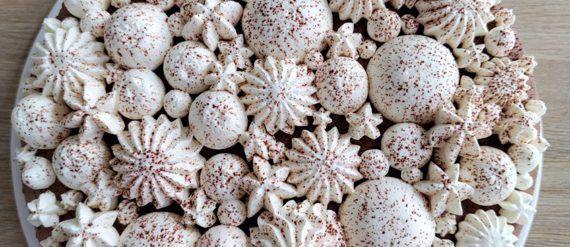 Entremets chocolat noisette, chantilly fèves tonka