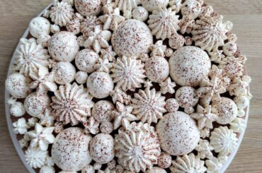 Entremets chocolat noisette, chantilly fèves tonka