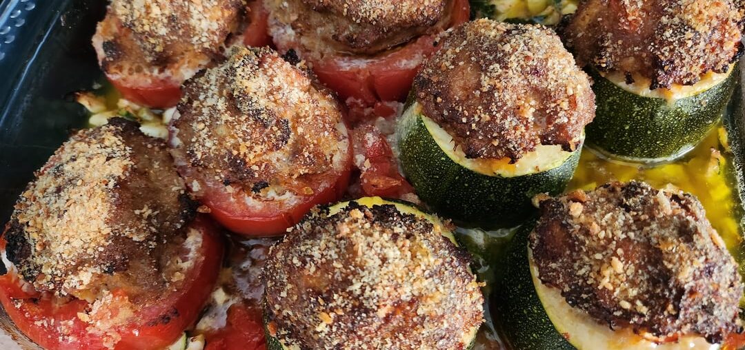 Tomates et courgettes rondes farcies, ainsi que des boulettes avec le reste de farce