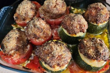 Tomates et courgettes rondes farcies, ainsi que des boulettes avec le reste de farce