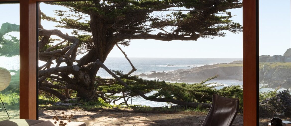 Modernist residence with views of the northern Californian coastline [1334x2000]