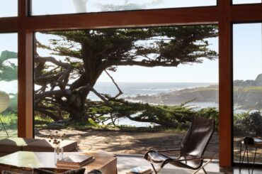 Modernist residence with views of the northern Californian coastline [1334x2000]