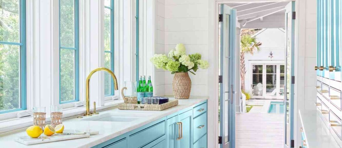 Bright and airy kitchen located on Sullivan's Island, South Carolina. Designed by Allison Elebash [1333x2000]