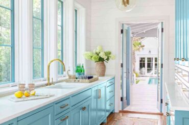 Bright and airy kitchen located on Sullivan's Island, South Carolina. Designed by Allison Elebash [1333x2000]