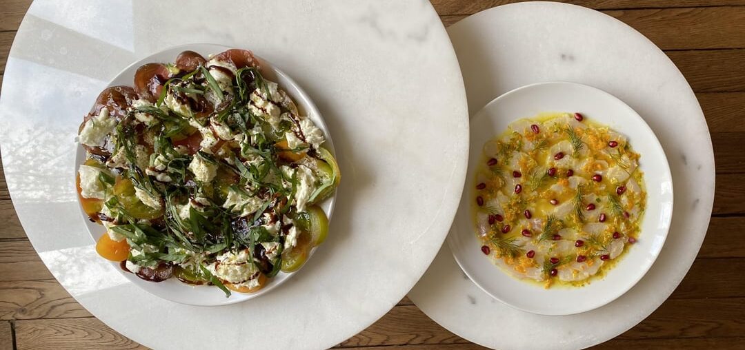 Déjeuner de printemps, carpaccio de daurade sébaste et tomates mozzarella