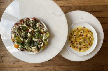 Déjeuner de printemps, carpaccio de daurade sébaste et tomates mozzarella