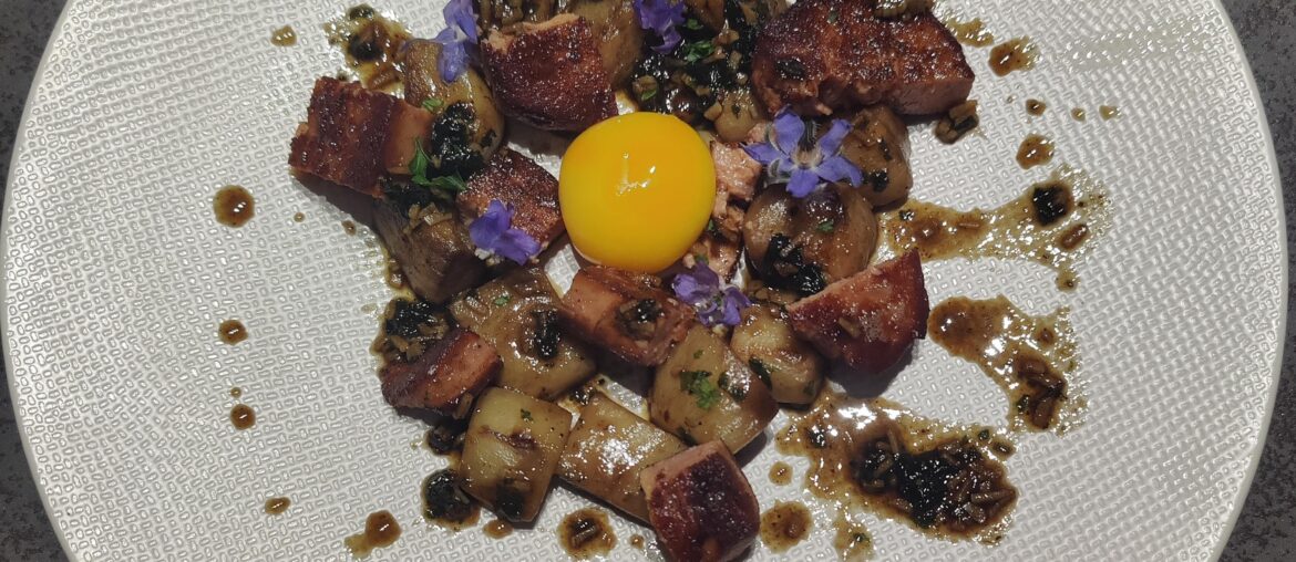 Cèpes et foie gras poêlés, jaune d'œuf et jus de viande maison