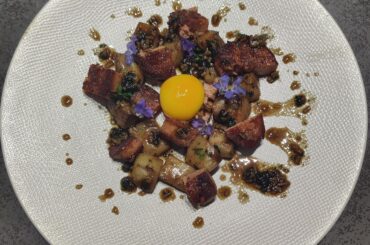 Cèpes et foie gras poêlés, jaune d'œuf et jus de viande maison