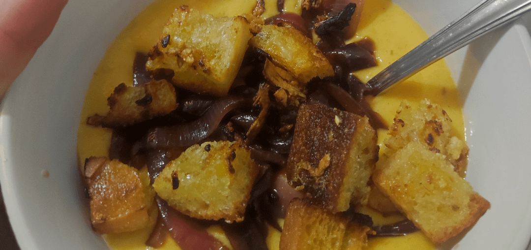 Soupe de butternut, compotée d'oignons rouges et croûtons maison. Un régal pour un repas léger et gourmand le soir 😋