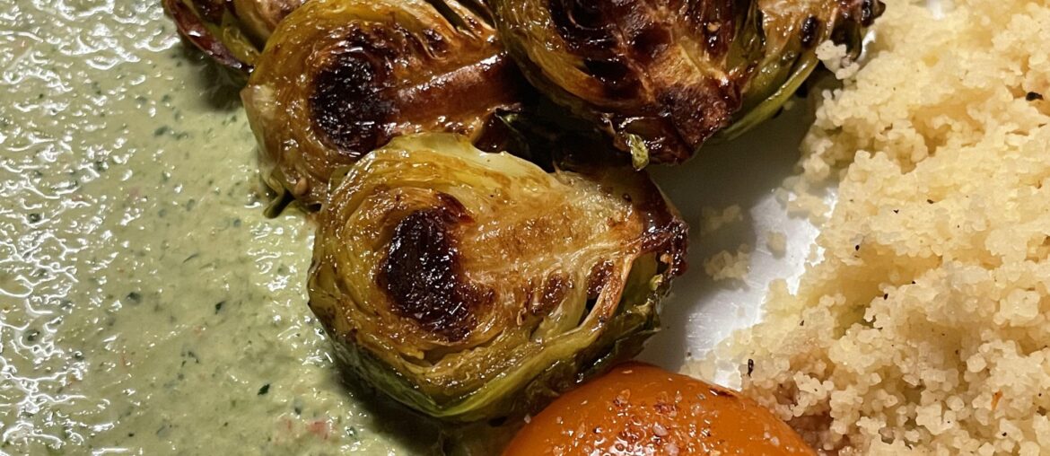 Choux de Bruxelles rôtis et caramélisés, sauce persil tahini et jaune d’œuf mariné au soja.