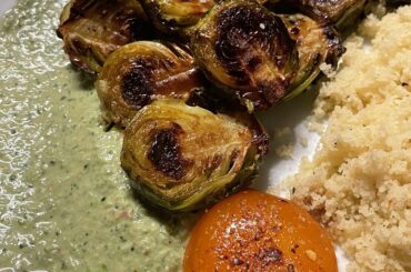 Choux de Bruxelles rôtis et caramélisés, sauce persil tahini et jaune d’œuf mariné au soja.