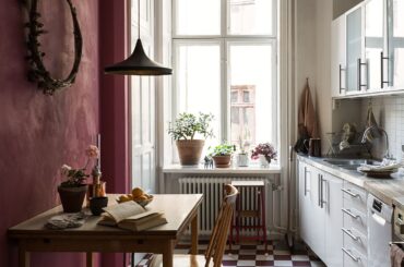 Long and narrow kitchen with a checkerboard pattern tiled floor in a 1906 apartment, Vasastaden, central Stockholm, Sweden [1499x2000]