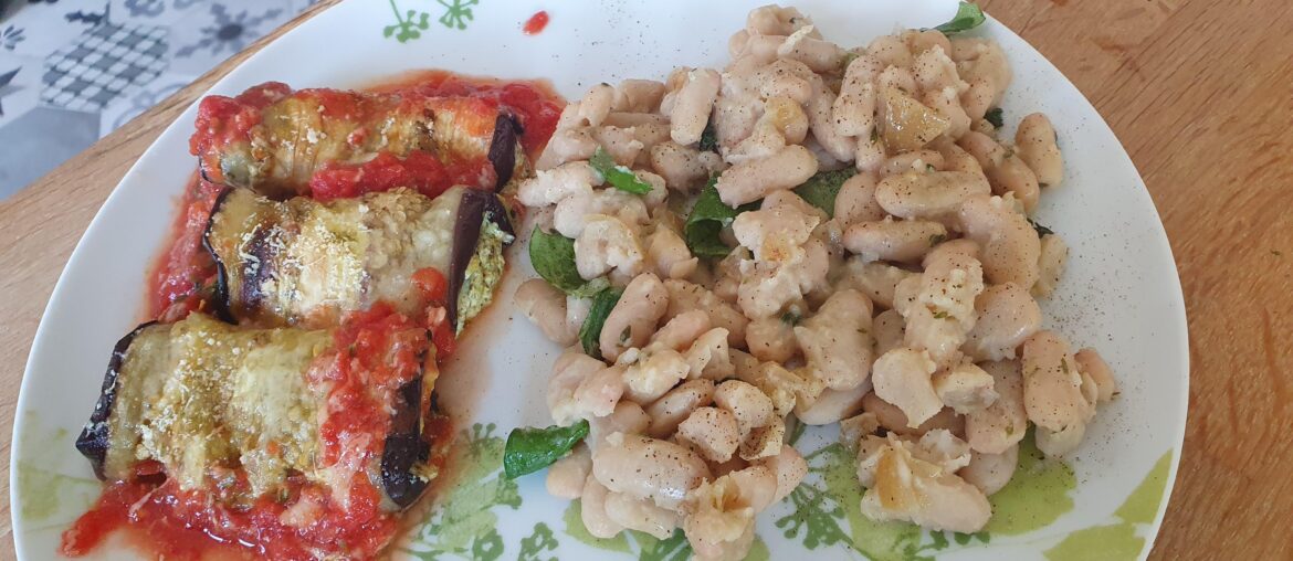 Aubergines roulées au pesto/ricotta et haricots confits ail et huile d'olive