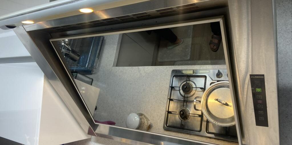 KHNWA-E190: A range-hood with a mirror