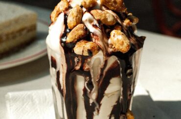 Sundae au chocolat coulant, cacahuètes caramélisées