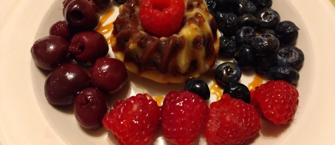 [Fait-Maison] Bundt cake citron/pépites de chocolat avec des fruits (framboises, myrtilles et cerises) et du sirop à la noix de coco