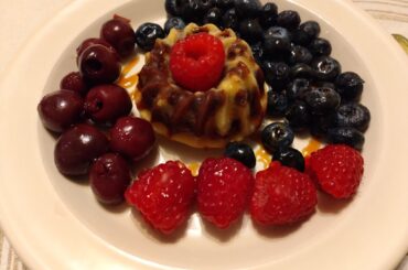 [Fait-Maison] Bundt cake citron/pépites de chocolat avec des fruits (framboises, myrtilles et cerises) et du sirop à la noix de coco