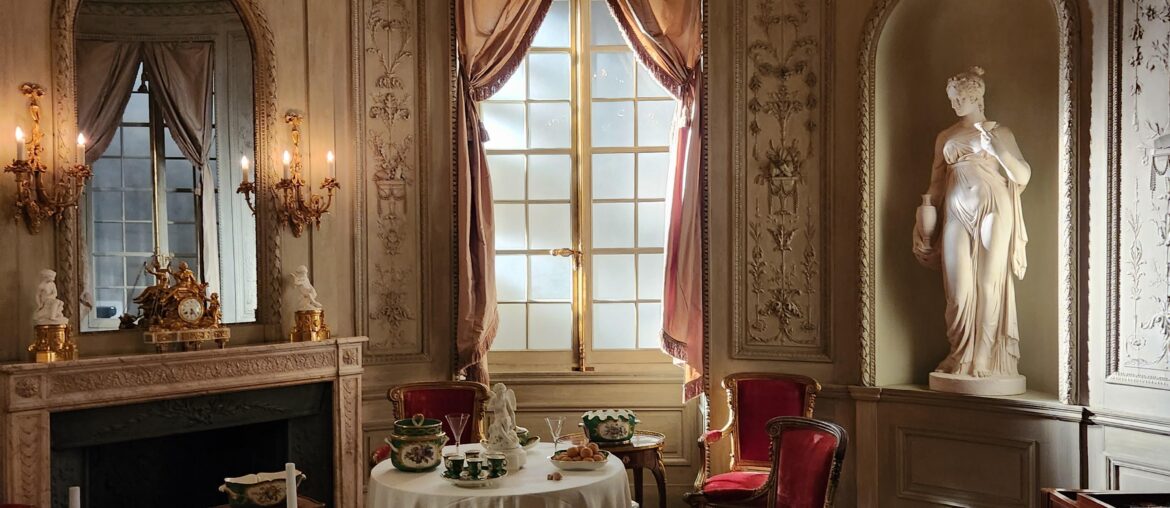 Room from a hotel in the Cours d'Albret, Bordeaux. The room, now in The Met, New York is believed to have come from the Hôtel de Saint-Marc, on one of the recently laid out avenues. This residence was built between 1782 and 1784 by an unknown architect.[2992x2992]