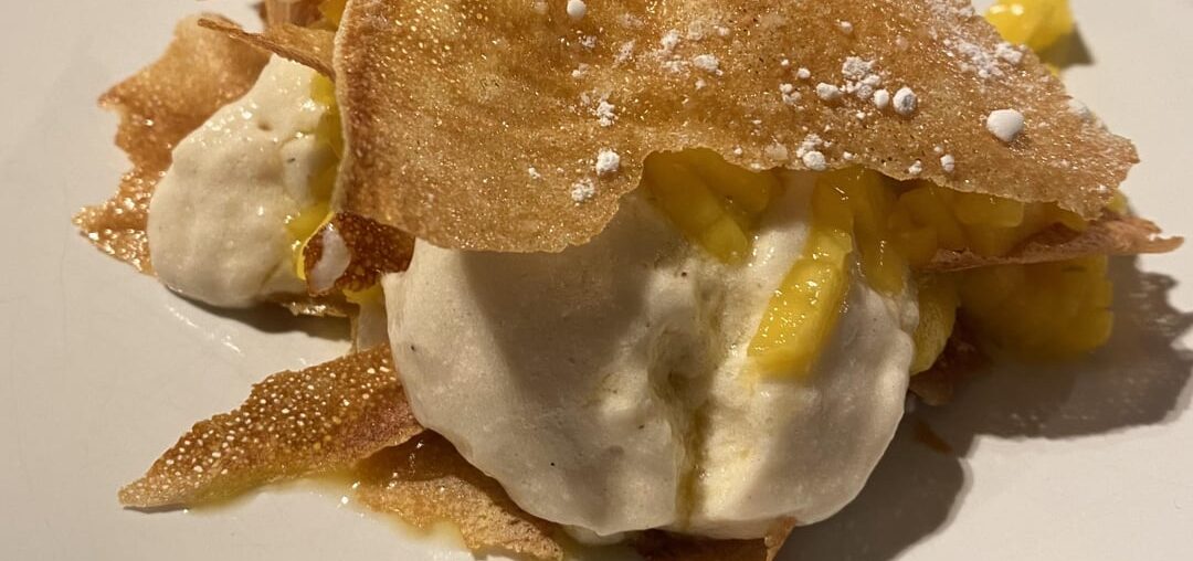 Dessert improvisé: millefeuille déstructuré, mousse coco cardamome et vanille, brunoise mangue citron vert, feuilles de brick caramélisées
