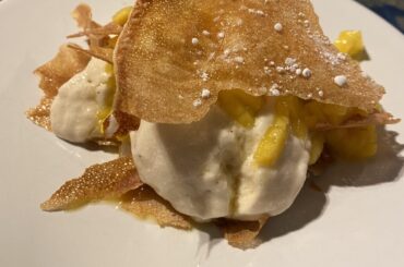 Dessert improvisé: millefeuille déstructuré, mousse coco cardamome et vanille, brunoise mangue citron vert, feuilles de brick caramélisées