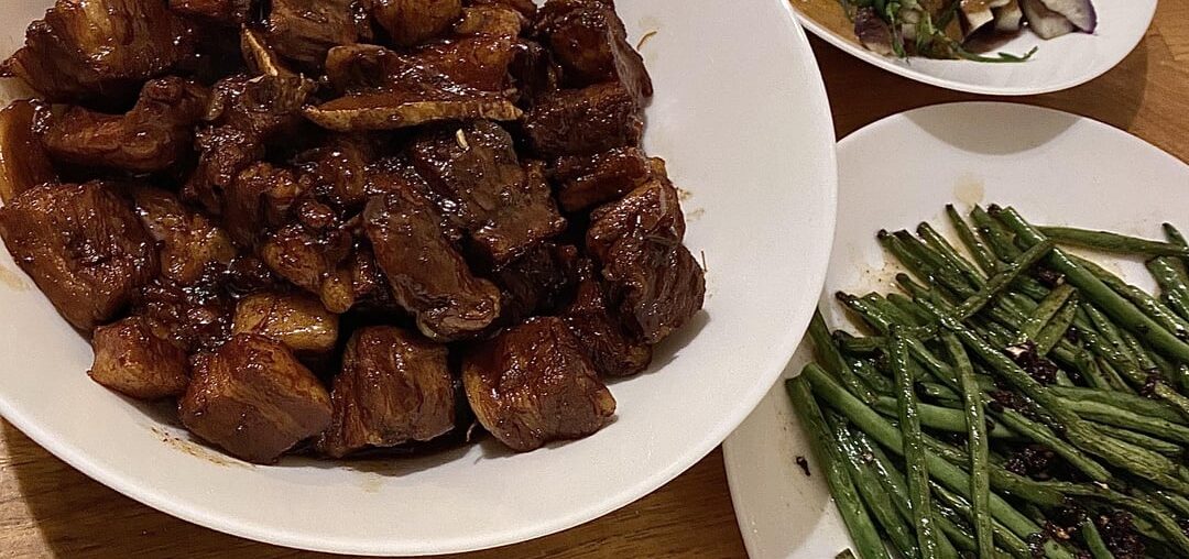 Hong shao rou (porc braisé rouge), aubergines vapeur à la sauce sesame et basilic thaï, haricots sautés à l’ail