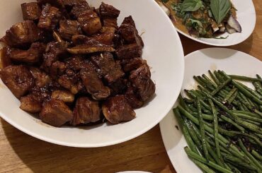 Hong shao rou (porc braisé rouge), aubergines vapeur à la sauce sesame et basilic thaï, haricots sautés à l’ail