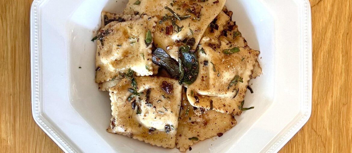Les saveurs d’automne : raviolis fait maison aux butternut et ricotta, sauce beurre et sauge avec des noix de pécan 🍂