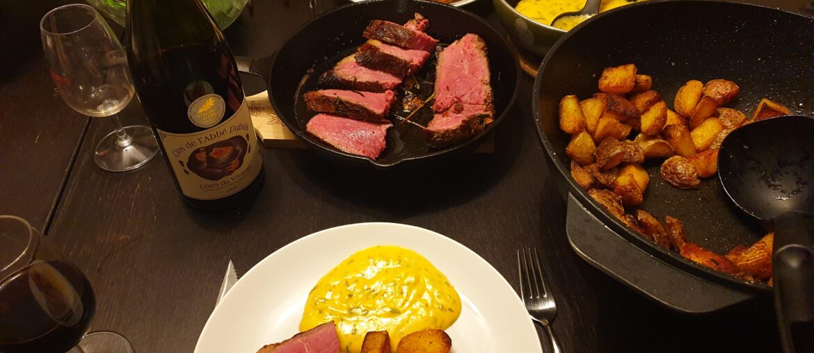 Côte de bœuf, sauce béarnaise et pommes de terre confites, le tout arrosé d'un Côtes du vivarais, dernier souvenir d'un passage en Ardèche