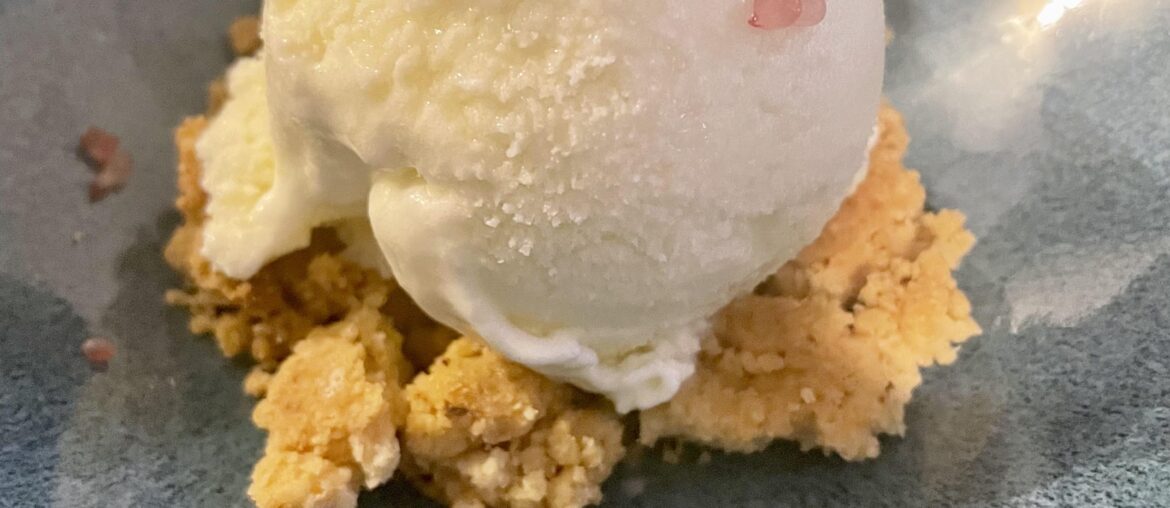 Glace burrata-concombre, crumble citron vert, sirop simple concombre citron et billes de citron caviar.