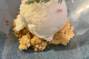 Glace burrata-concombre, crumble citron vert, sirop simple concombre citron et billes de citron caviar.