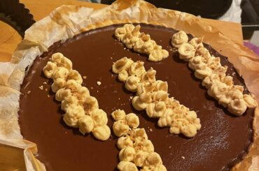 Tarte au chocolat noir avec ganache montée au caramel beurre salée !