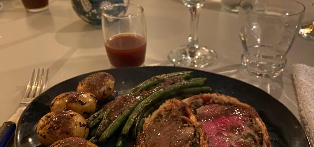 Boeuf wellington, pommes grenailles et haricots verts avec sauce aux échalotes, vin rouge et liqueur de poire.