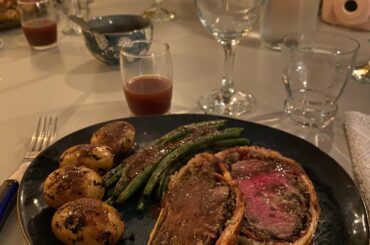 Boeuf wellington, pommes grenailles et haricots verts avec sauce aux échalotes, vin rouge et liqueur de poire.