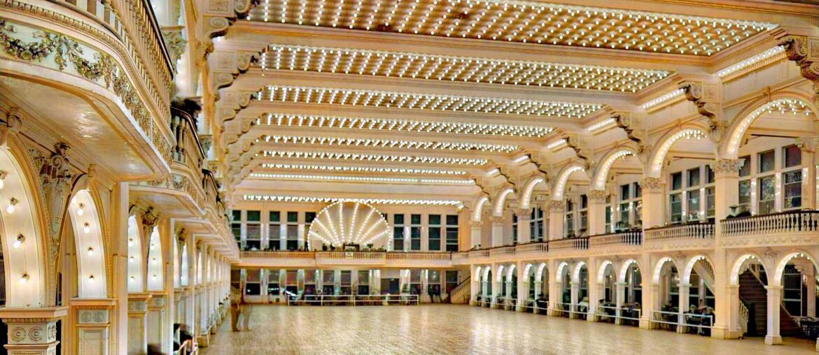 1905 colorized photo of Dreamland Ballroom at Coney Island, New York. [1700X1335]