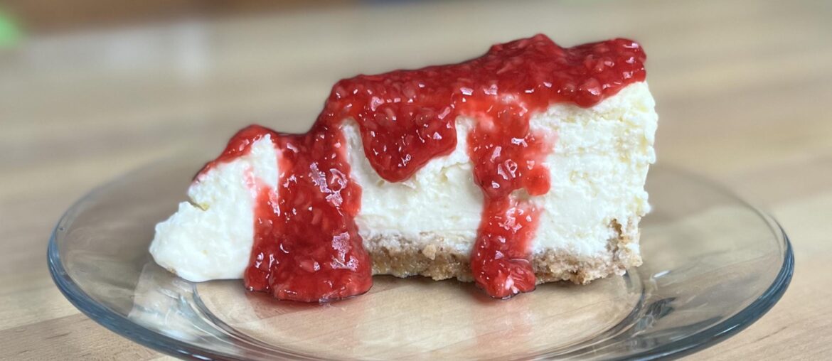 Cheesecake fait maison avec un nappage à la framboise