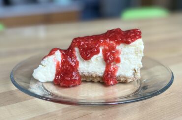 Cheesecake fait maison avec un nappage à la framboise