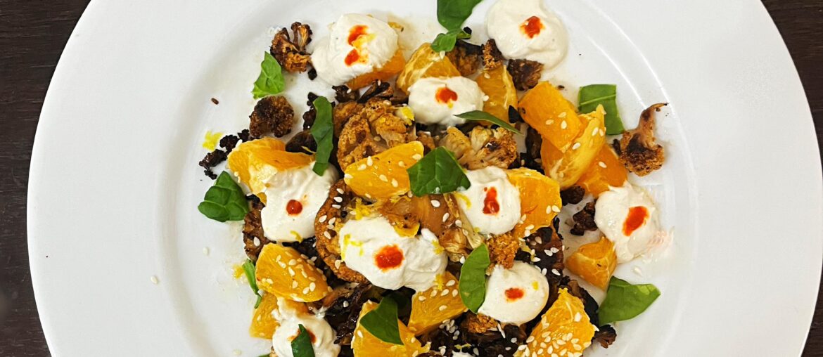 Chou fleur rôti, carpaccio d’oranges, miel, harissa, crème de sesame, yaourt, citron
