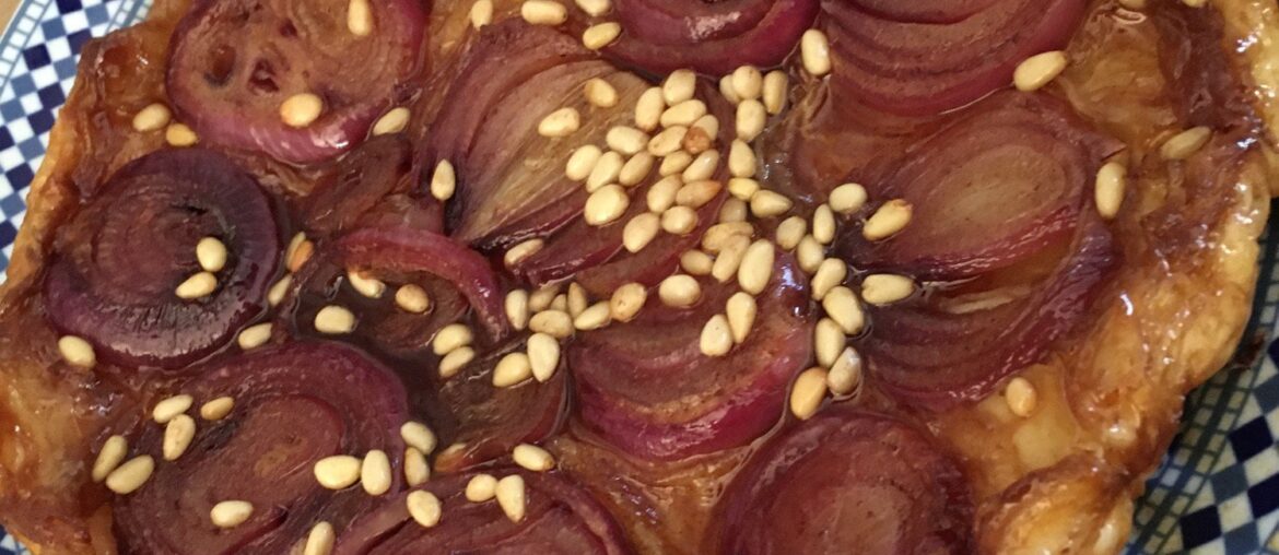 Tarte tatin d’oignons rouges