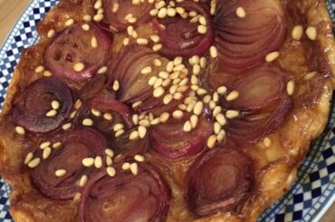 Tarte tatin d’oignons rouges