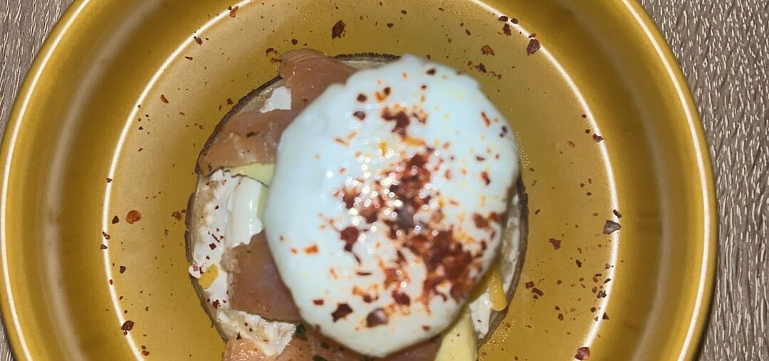 Crumpet avocat saumon fumé et œuf poché