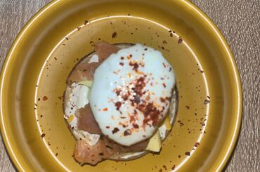 Crumpet avocat saumon fumé et œuf poché